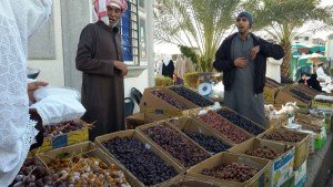 Kurma di jual di tepi masjid Quba
