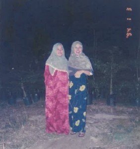Gambar ni 21 tahun lps.. Semasa umur sy 30-an (3/1/1994).. Masa tu dlm R&D ST, baju yg sy pki ni baju pinjam kwn pnye..  Yg baju Yatie pki ni adalah bju sy.. he he he.. nk jimat.. (Sy mencari pakar microbiologi/belajar perubatan ayuverda sblm ST dikenali)..