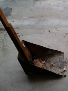 Lebih kurang mcm ni penyodok sampah yg kena pd kaki arwah Ani..