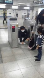 Kali ni Ajim pula kadnya salah touch.. Lock dn Ajim malu sgt merangkak nak keluar dri situ.. Kali ni giliran Ajim kena ketawakan..