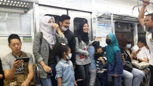 Semasa menaiki train harus laju kerana pintu train cpt tutup.. Agaknya org Korea pelik tgk kami..