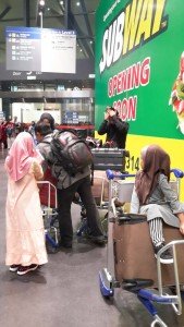 Kami tiba di KLIA penuh dgn bagasi makanan.. Baju tk bawa bnyk pun.. 