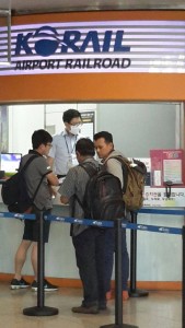Ady dn suami sy beli tiket..