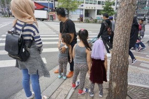 Tengok seluar anak dn cucu sy sama.. Macam janji.. Kami beli murah masa kat London.. Ni kami bergerak 2 family mengakhiri travel kami..
