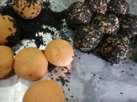 Ni masa salut bijan hitam.. Rangup bijan tu dn kuih ni sedap makan masa panas2..