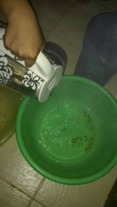 Besen plastik lebar yg camourankan garam bukit dn air suam utk rendaman kaki..