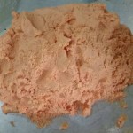 Adunan yg siap diuli ni boleh buat 2 jenias kuih.. Kuih bom atau koci.. Bulat2kan dulu dan isikan inti.. 