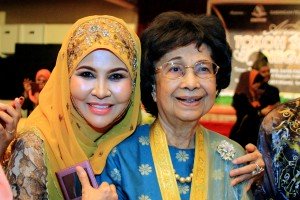 Bersama Tun Dr Siti Hasmah Mohd Ali semasa Anugerah Tokoh Srikandi Negara 2014.