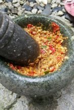 Ikan bilis ditumbuk selepas sejuk..
