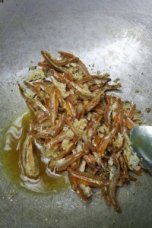 Ikan bilis bersama garma dan ajinomoto digoreng sekali.. Tos asingkan minyak..