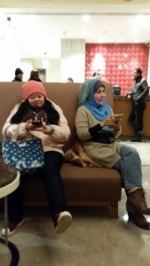 Sementara menunggu, update FB semua orang termasuk sy.. kandid ni..