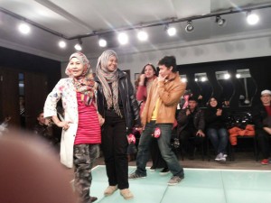 Ermm nak diskaun punya pasal. Sy turutkan maenjadi model sekejap..