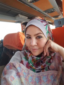 Dalam bas.. Muka dn kulit yg sakit.. Separuh tapak tangan losyen dn minyak sy lumurkan pulihkan kulit..