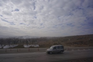 Ambil gambar dr dalam bas sepanjang perjalanan.. Awan memutih dgn salji gunung memutih..
