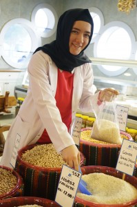 Gadis Turki menjual beras (12 Lira Sekila = RM36)