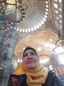 Teringat sy Masjid Nabawi.. Tapi di dalam sini lebih cantik seni binanya..