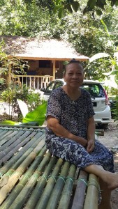Sy x ambik gambar dari jauh pemandangan dusunnya kerana pokok2nya terlalu tinggi dn sgt rendang.. Sayup. tinggi sangat.. Hanya gambar pangkin dn rumahnya saja.. Ayahnya berbangsa Mandailing (macam N9)