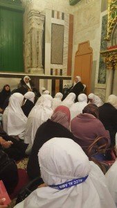 Kami wanita di sini sambil membaca maulid..
