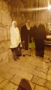 Yg tinggi tu imam besar mesjid Aqsa. .yg rendah tua tu Tok Gurunya.. Imam ni tunjukan dimana pokok kurma yg diberkati berusia ratusan ribu tahun.. kawasan Nabi Isa akan diturunkan dr langit bersama imam mahadi.. dn banyak lagi.. Imam ni boleh fasih bercakap inggeris..