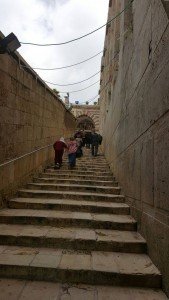 Kemari sgt bahaya.. Hebron.. Kami menaiki tangga menuju ke Makam Nabi Ibrahim. Penuh askar Israel berkepong.. Mereka sgt menyusahkan kami juga.