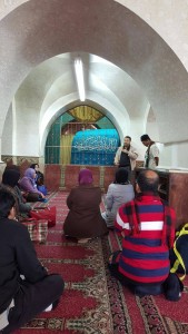 Kami diberi penerangan oleh Uzt Hafiz. Makan di dalam masjid. Makam berwarna biru ialah makan Nabi Ibrahim & Sarah. Anak dn menantunya ada di  sini.