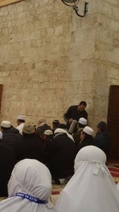 Masa subuh jumaat org2 Islam Palestin tetap mahu bersedekah dn meraikan hari jumaat. Tengok dia bg teh.